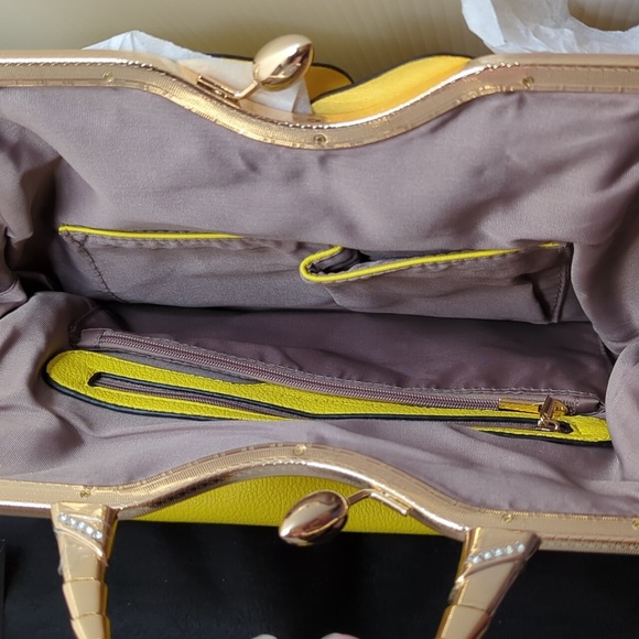 NWT Yellow Rose Kiss Lock/Crossbody Purse - Picture 3 of 4